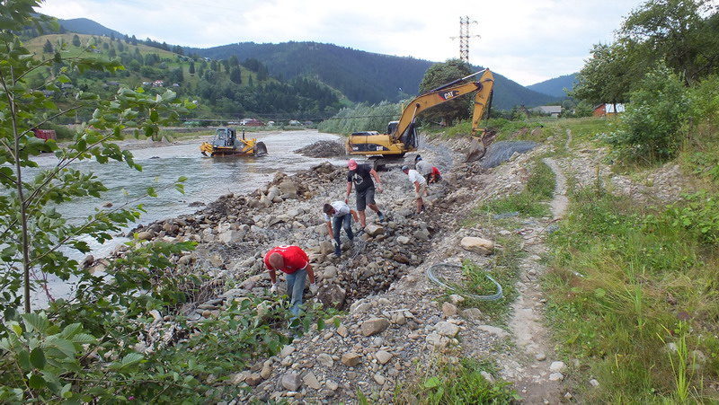 На Прикарпатті проводять роботи із запобігання річковим паводкам (ФОТО)