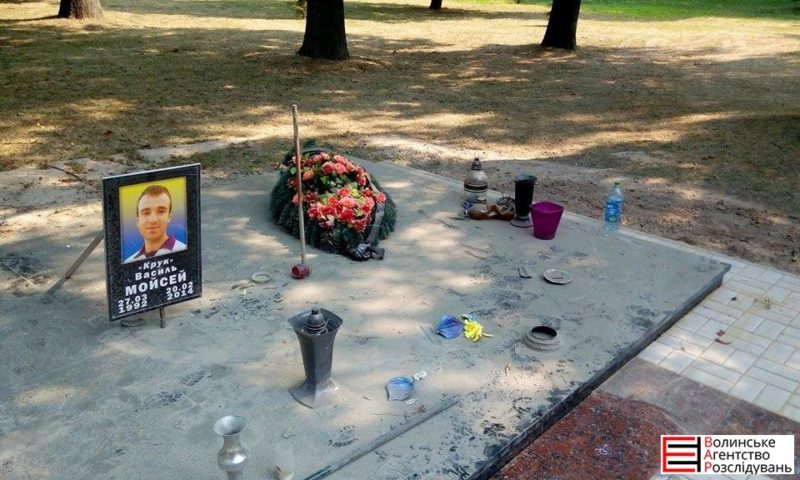 У Луцьку вандали позбиткувалися над могилою Героя Небесної Сотні, який навчався у Франківську (ФОТОФАКТ)