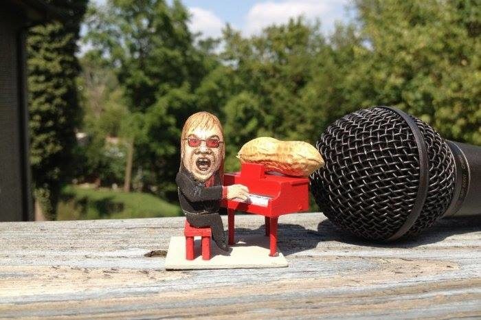 Американець створює геніальні фігурки з арахісу (ФОТО)