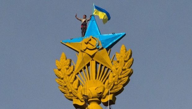 У Росії розглянуть справи підозрюваних у розфарбуванні зірки в синьо-жовті кольори