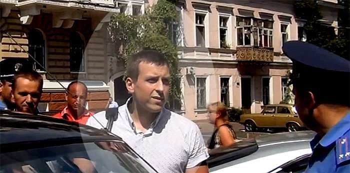 В Одесі співробтник СБУ отримав кулаком в обличчя за георгієвську стрічку (ВІДЕО 18+)