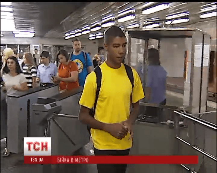 У київському метро натовп побив темношкірого підлітка. Міліція не втручалася (ВІДЕО)
