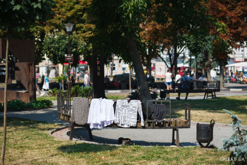 Безпритульна жінка обживає площу біля пам’ятника Першій українській церкві (ФОТО)