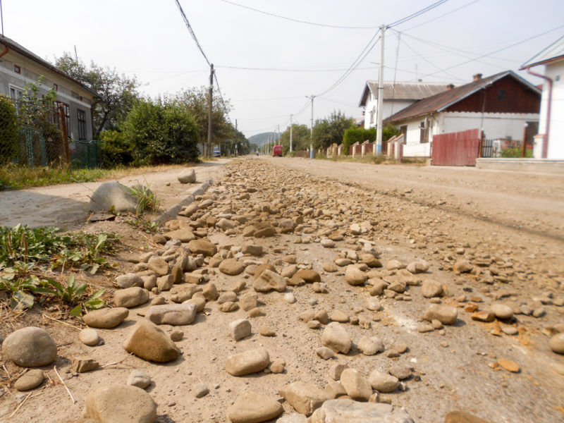 У Болехові взялися “ремонтувати” дорогу величезними каменюками з болота (ФОТО)