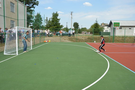 Найбільший в Західній Україні пришкільний спортмайданчик відкрили на Прикарпатті (ФОТО)