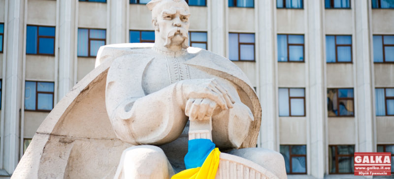 Гуцула та бандуриста на площі перед ОДА “одягли” у синьо-жовті стяги до Дня Незалежності (ФОТОФАКТ)