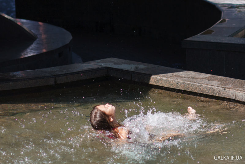 У Франківську фонтан перетворився на басейн (ФОТО)