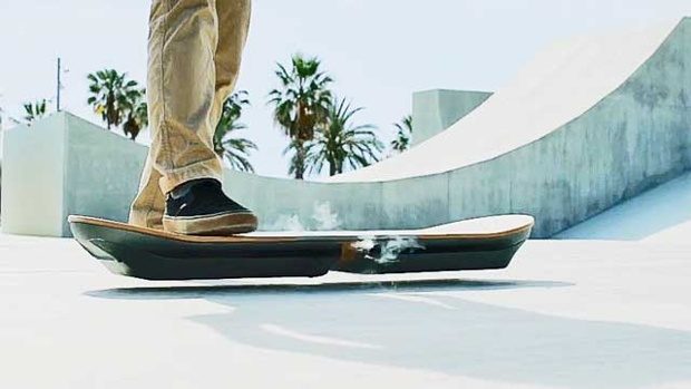 Lexus вразив літаючим скейтбордом з фільму «Назад у майбутнє»