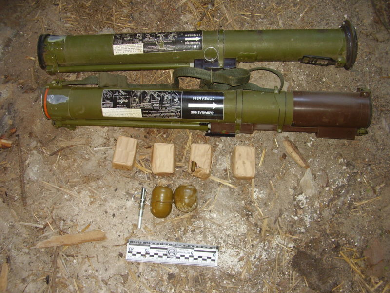 Прикарпатські спецпризначенці знайшли у зоні АТО схрон зі зброєю (ФОТО)