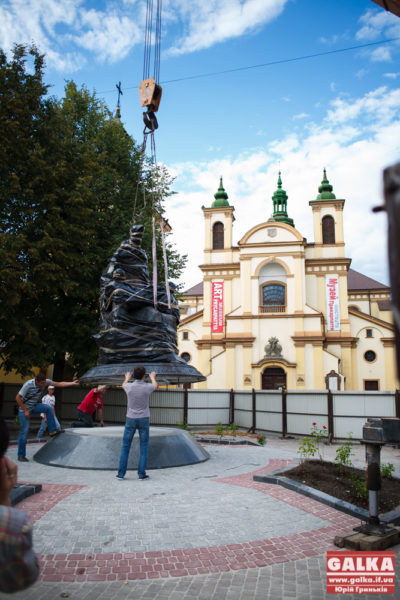 Пам’ятник Андрею Шептицькому вже привезли зі Львова та встановили в Івано-Франківську (ФОТО)