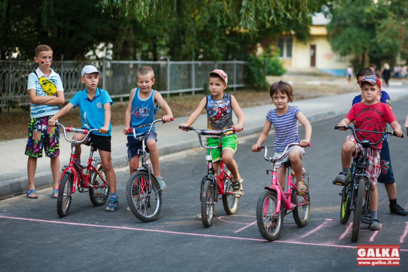 У Франківську на відремонтованій дорозі влаштували дитячі велоперегони (ФОТО)