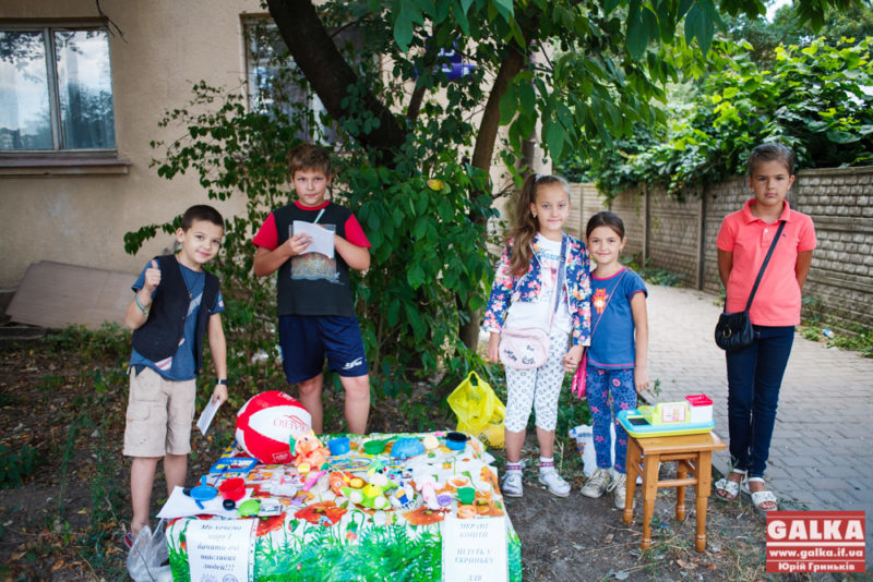 У Франківську діти продають іграшки, аби зібрати гроші для учасників АТО (ФОТО)