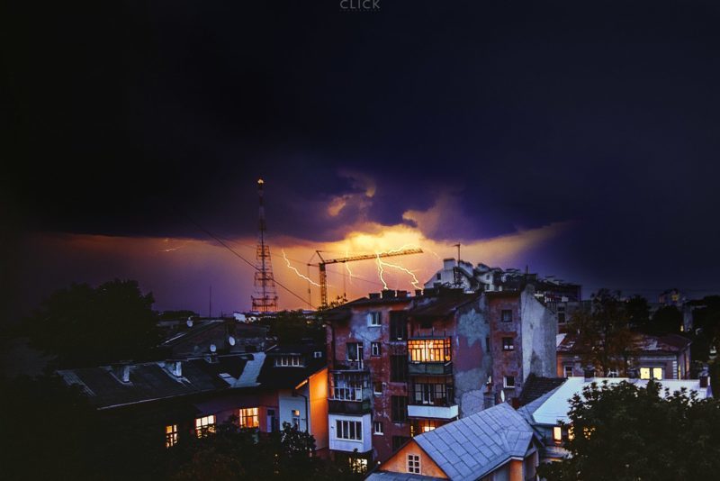 Замість зірок, франківські фотографи вночі “наловили” блискавок над містом(ФОТО)