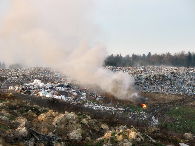 На міському сміттєзвалищі в Рибному через аномальну спеку раз за разом загоряються відходи