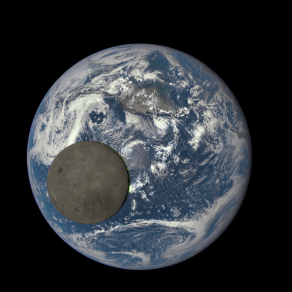 NASA сфотографувало проліт Місяця на фоні Землі
