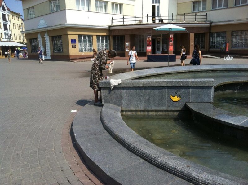 У фонтані біля ратуші жінка пере білизну (ФОТОФАКТ)