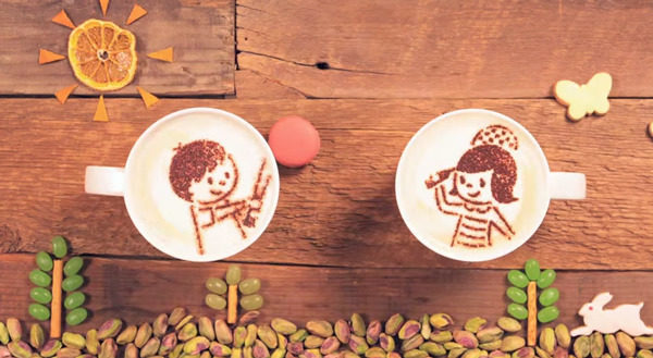 Історію кохання відтворили у вражаючому відео з допомогою тисячі чашок лате (ВІДЕО)