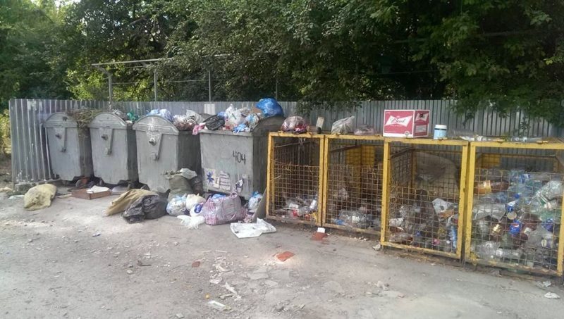 Франківці продовжують фіксувати по місту переповнені контейнери з сміттям (ФОТО)