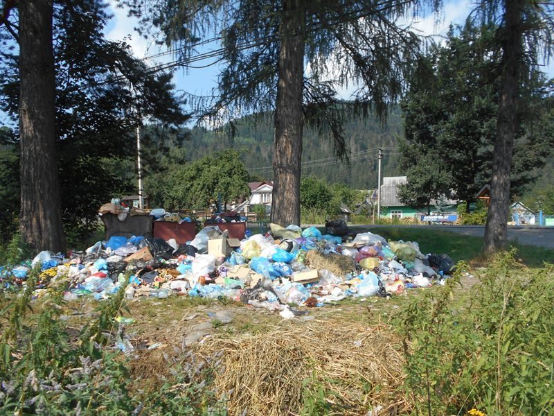 У Карпатському природному парку виявили гори  сміття (ФОТО)