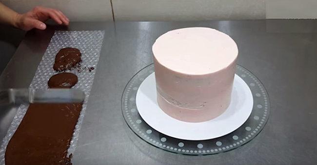 “Галка” рекомендує: як прикрасити торт за допомогою звичайної пухирчатої плівки (ВІДЕО)