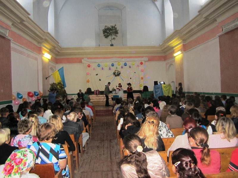 На Прикарпатті для відвідувачів виправної колонії співали заслужені артисти України (ФОТО)