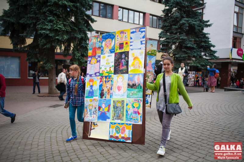 Середмістям Франківська пройшла мандруюча виставка міжнародного конкурсу (ФОТО, ВІДЕО)