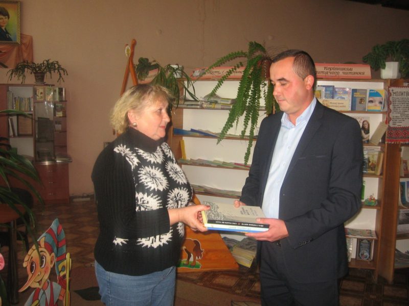 Молдавани подарували прикарпатцям книги, які популяризують українські традиції