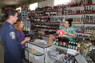 У Франківську рейдова група шукає магазини, де продають алкоголь та тютюн неповнолітнім (ВІДЕО)