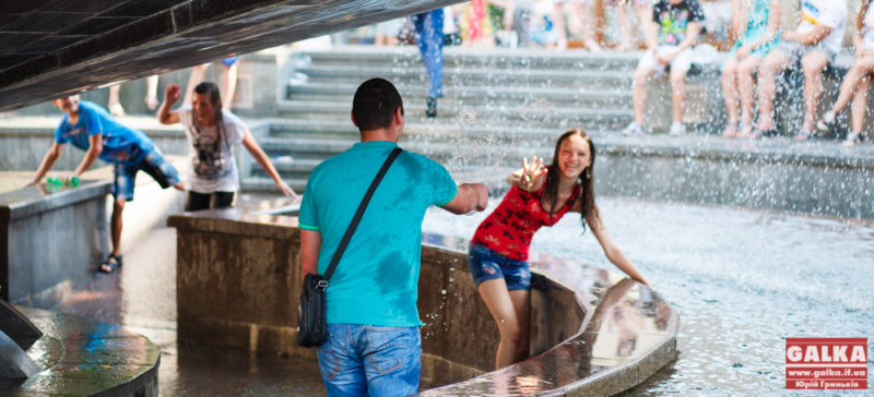 Франківці рятуючись від першовересневої спеки влаштували забави в фонтані (ФОТО)