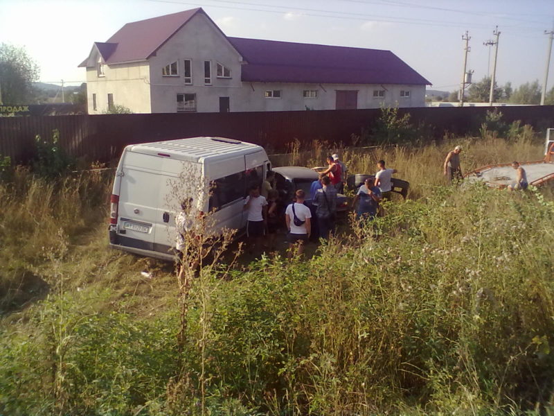 ДТП на Надвірнянщині – дві машини вилетіли з дороги на десяток метрів (ФОТО+ВІДЕО)