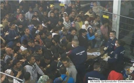 Поліція Угорщини кидає їжею в біженців (ВІДЕО)