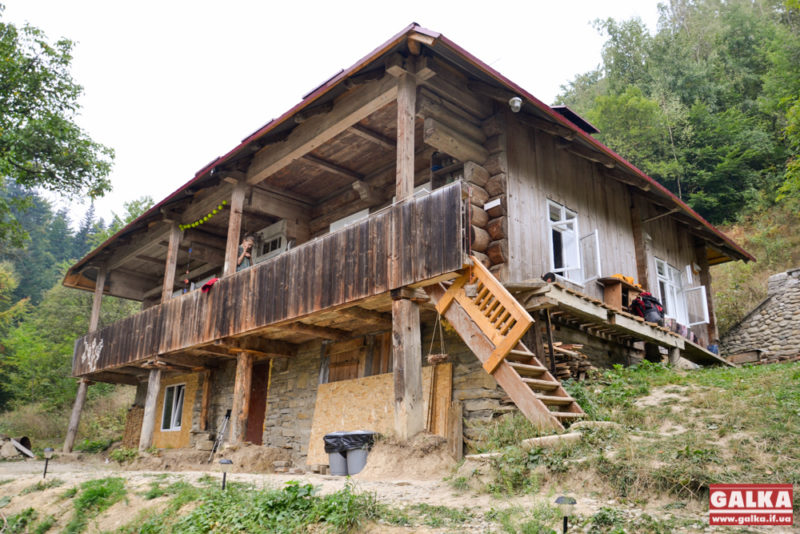 Стару гуцульську хату на Косівщині перетворюють на центр культурного життя (ФОТО)
