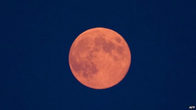 У ніч на понеділок в небі можна спостерігати рідкісне явище – “Кривавий місяць”