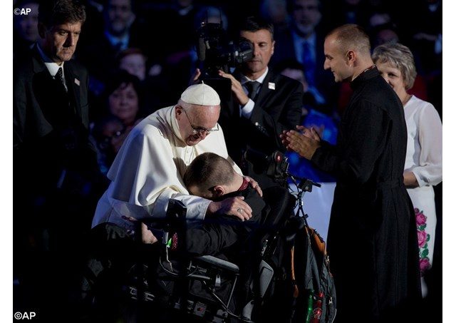 Папа Франциск обійняв хлопця з Івано-Франківська, хворого на церебральний параліч (ФОТОФАКТ)