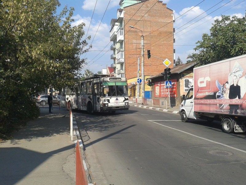 Поламаний тролейбус створив великий затор на Бандери (ФОТОФАКТ)