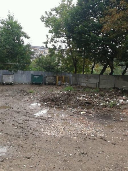 У дворі Франківська, аби винести сміття, потрібно забруднитися в болоті (ФОТО)