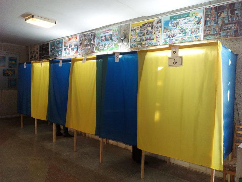 У Чернівцях студент у кабінці фотографував результати свого голосування