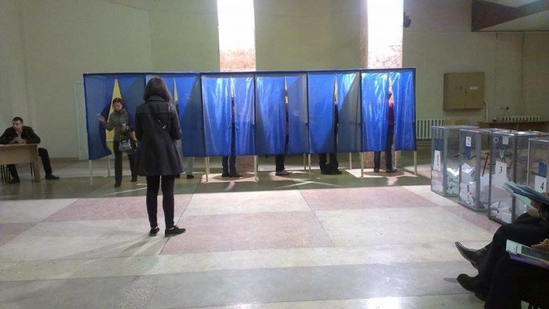 У Франківську голова ДВК розповіла, як жінка на візку не змогла проголосувати (ВІДЕО)
