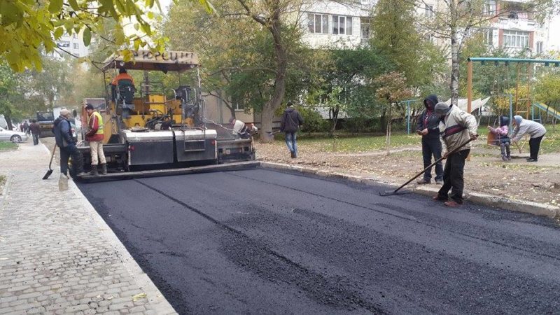 На вулиці Довженка почали ремонтувати жахливу дорогу (ФОТО)