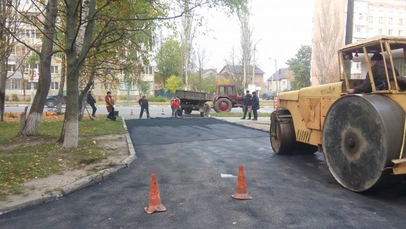 На вулиці Івана Павла ІІ ремонтують міжбудинкову дорогу (ФОТОФАКТ)