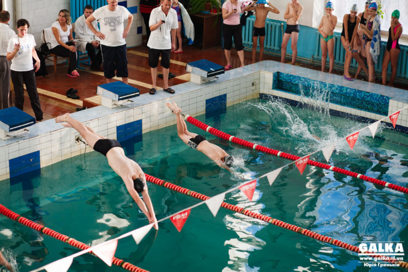 Близько дві сотні плавців з’їхалися на Прикарпаття на міжнародний турнір з плавання