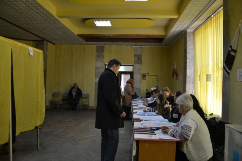 На виборчих дільницях Прикарпаття немає відомостей про кандидатів, – ОПОРА