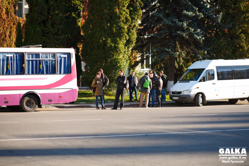 У центрі міста “Галка” виявила чотири автобуси зі студентами-спостерігачами (ФОТО, ВІДЕО)