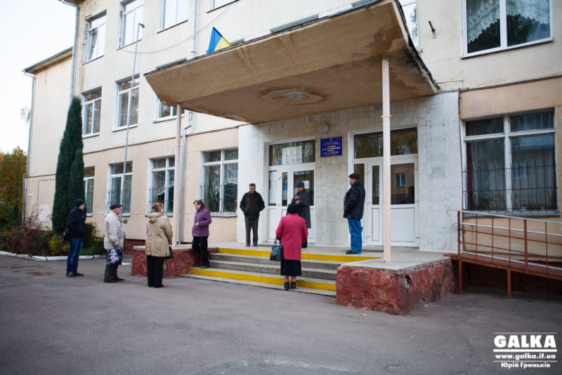 На виборчу дільницю в Івано-Франківську увірвався “журналіст” і вимагав закрити дільницю