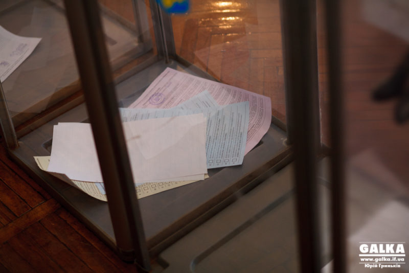 На Прикарпатті голова ДВК виносила бюлетені за межі приміщення для голосування