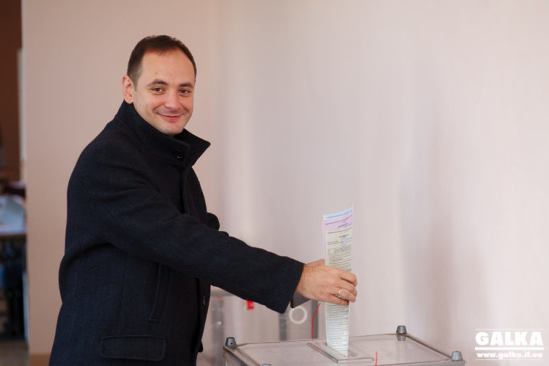 Як голосують кандидати в мери: Руслан Марцінків вірить, що вибори принесуть місту нового мера  (ФОТО, ВІДЕО)