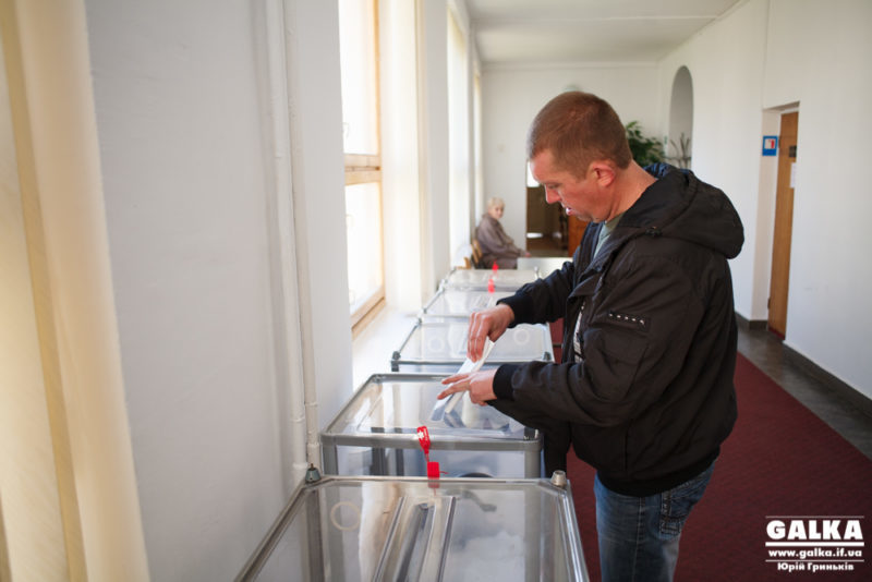 Станом на 18:00 явка виборців на Прикарпатті становить 45%