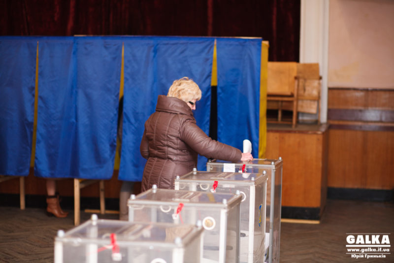 В Івано-Франківську відкрилися виборчі дільниці – мешканці обирають нового мера