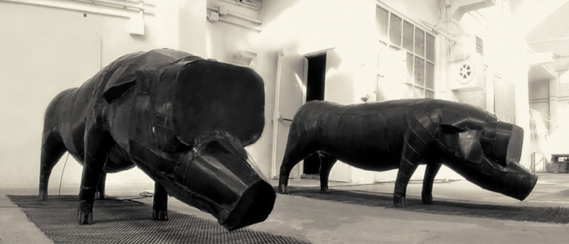 Велетенські свині-скарбнички привіз до Франківська художник Олекса Фурдіяк