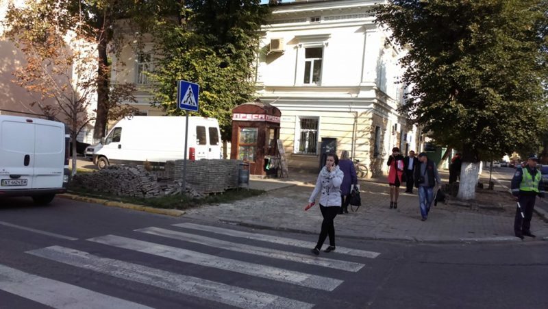 На вулицях Чорновола та Грушевського ремонтують тротуари (ФОТО)